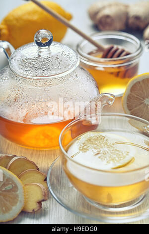 Thé au gingembre avec du miel et citron sur table en bois Banque D'Images