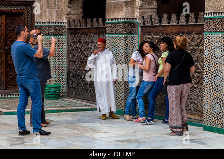 Les touristes et le Guide Local, Medersa Bou Inania, Fès el Bali, FES, Maroc Banque D'Images