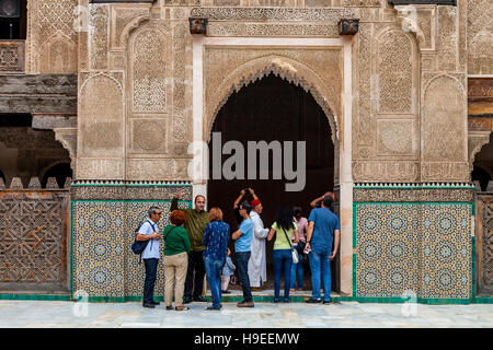 Les touristes et le Guide Local, Medersa Bou Inania, Fès el Bali, FES, Maroc Banque D'Images