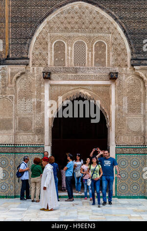 Les touristes et le Guide Local, Medersa Bou Inania, Fès el Bali, FES, Maroc Banque D'Images