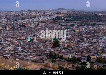 Une vue de la Médina (Fès el Bali) de Borj Nord, Fès, Maroc Banque D'Images