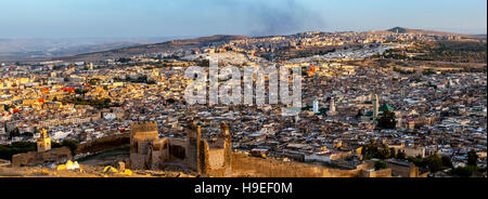 Une vue panoramique sur la Médina (Fès el Bali) au coucher du soleil de Borj Nord, Fès, Maroc Banque D'Images