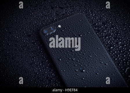 GALATI, Roumanie - 22 NOVEMBRE 2016 : l'Iphone 7 avec appareil photo plus gouttes d'eau. Test du téléphone dans un magasin local. Banque D'Images