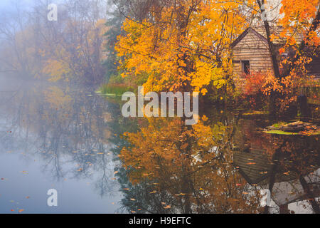 Une vieille maison sur le Delaware et Raritan reflète sur un canal calme matin d'automne. Banque D'Images