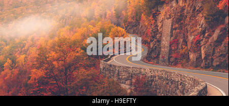 La section de Hawks Nest sur Rt 97 New York s'étend le long de la côté de la rivière Delaware. Banque D'Images