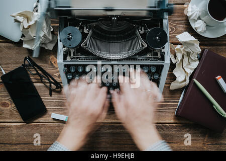 Writer taper avec machine à écrire rétro. Banque D'Images