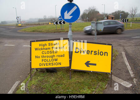 Plusieurs panneaux routiers temporaires sur un rond-point près du marché Wickham Suffolk Banque D'Images