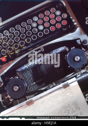 Ancien numérisé analogique glisser d'une machine à écrire avec détail feuille de papier Banque D'Images