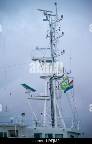 Londres, Royaume-Uni. 21 Nov, 2016. Le plus grand navire de Greenpeace, l'Esperanza, à la glace est arrivée à Tower Bridge à Londres centrale demandant au supermarché Sainsbury's à "arrêter de tuer nos océans" et supprimez la marque de thon non durable John West. Credit : Alberto Pezzali/Pacific Press/Alamy Live News Banque D'Images