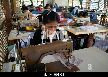 Jeunes femmes à la vie et espoir École de couture à Siem Reap, un projet communautaire de l'enseignement des compétences dans les petites entreprises des femmes défavorisées, au Cambodge. Banque D'Images