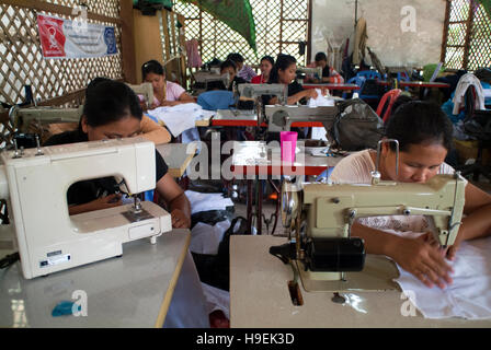 Jeunes femmes à la vie et espoir École de couture à Siem Reap, un projet communautaire de l'enseignement des compétences dans les petites entreprises des femmes défavorisées, au Cambodge. Banque D'Images