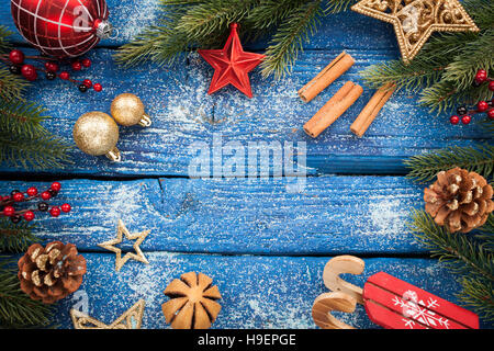 Frontière avec noël décorations sur fond rustique en bois Banque D'Images