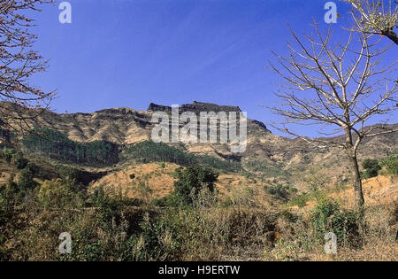 Torna fort. Voir à partir de la base en été. L'un des forts de la colline de Shivaji à Pune ( = Poona district), Maharashtra, Inde. Banque D'Images