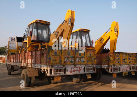 Terrassement en camion dans la lumière du matin le Maharashtra, Inde. Banque D'Images