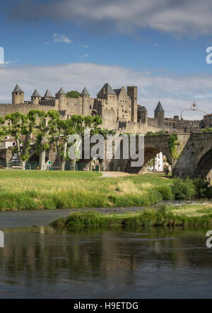 Rivière près de cité médiévale de Carcassonne, Languedoc-Roussillon, France Banque D'Images