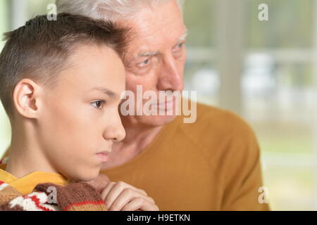 Petit-fils et grand-père attentionné Banque D'Images