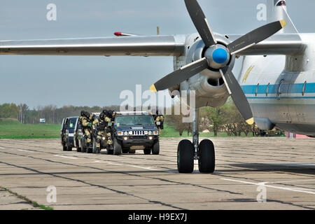 Vasilkov, Ukraine - le 24 avril 2012 : l'équipe de l'opération antiterroriste s'approche de l'avion pour libérer les otages Banque D'Images