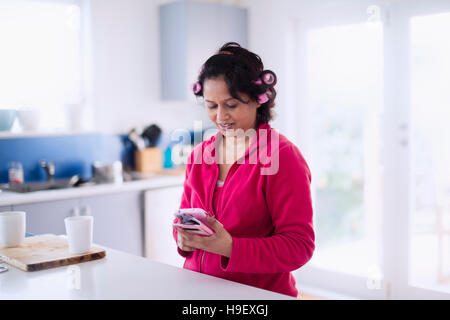 Indian woman wearing sunglasses texting on cell phone Banque D'Images