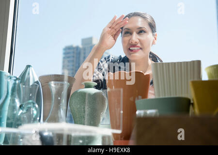 Curieux Mixed Race woman Banque D'Images