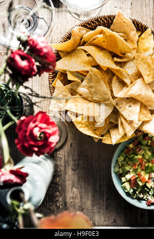 Bol de croustilles et pico de gallo Banque D'Images