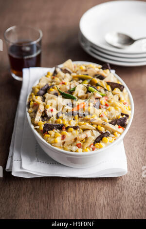 Bol de tortilla de maïs mexicain avec cocotte Banque D'Images