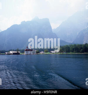 Oberbayern, 1980er. Berchtesgadener Land. Walllfahrtskappelle die auf der Halbinsel Saint Bartholomä Mengkofen am Königssee. Im Hintergrund : Der Watzmann (Watzmann Gebirge). La Haute-bavière, 1980. Berchtesgaden comté. Vue de la chapelle de pèlerinage St Bartholomae sur la péninsule, Hirschau lac Königssee. Dans l'arrière-plan : la montagne Watzmann. Banque D'Images