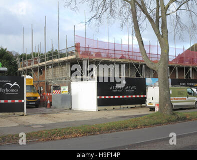 La construction de maisons dans le sud-est de l'Angleterre. Maisons en rangée de 9 en cours de construction sur le site de Findon Valley, Worthing, West Sussex Banque D'Images