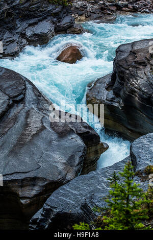 Rapids serpentant à travers les rochers Banque D'Images