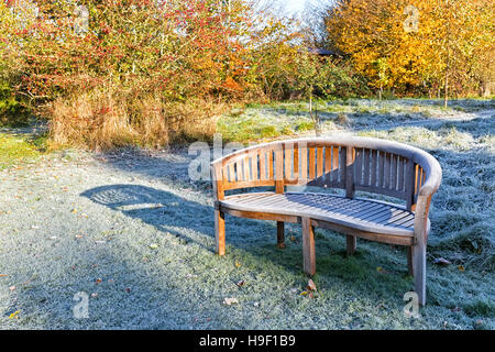 Givre sur un banc de jardin en automne paysage des parcs Banque D'Images