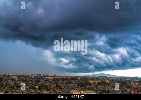 Vue aérienne Addis-abeba couvertes par les nuages sombres de l'hiver Banque D'Images