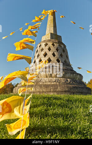 Stupa bouddhiste sur une colline décorée de drapeaux de prière bouddhiste, Angleterre Banque D'Images