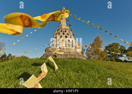 Stupa bouddhiste sur une colline décorée de drapeaux de prière bouddhiste, Angleterre Banque D'Images