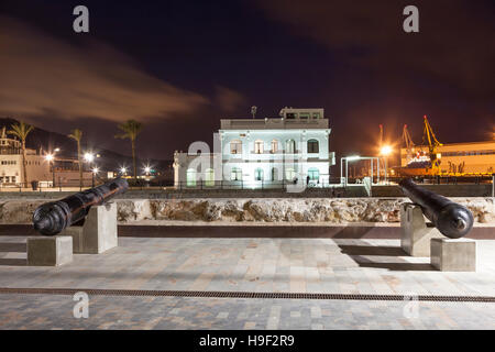 Canons à la promenade historique de Carthagène dans la nuit. Région de Murcie, Espagne Banque D'Images