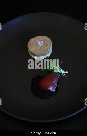 Foie gras à la brioche, Flocons de sel, poire pochée et réduction de vin rouge Banque D'Images