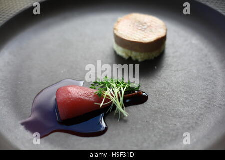 Torchon de foie gras avec pain brioché, poire pochée et sa sauce au vin rouge Banque D'Images