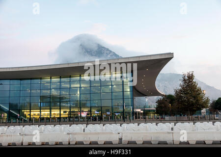 Nouveau terminal de l'aéroport international de Gibraltar au crépuscule lumineux Banque D'Images