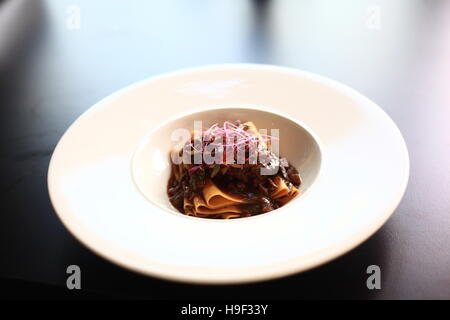 Pâtes Pappardelle avec joues de boeuf Banque D'Images