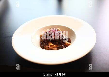 Pâtes Pappardelle avec joues de boeuf Banque D'Images