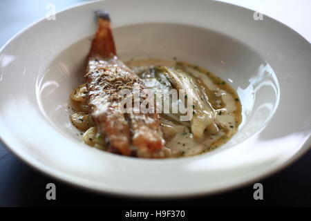 Sole de Douvres avec haricots blancs, les endives et truffe noire Banque D'Images