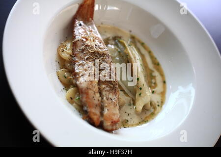 Sole de Douvres avec haricots blancs, les endives et truffe noire Banque D'Images