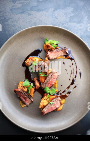 Txogitxu crème steak avec batat, poêlée de pois chiches et demiglace Banque D'Images