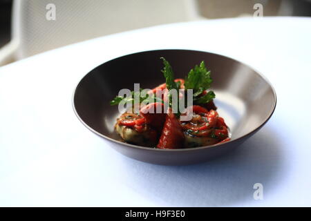 Saucisses, poivrons rouges, ''gnocchi alla Romana'' et les feuilles de céleri Banque D'Images