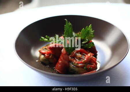 Saucisses, poivrons rouges, ''gnocchi alla Romana'' et les feuilles de céleri Banque D'Images