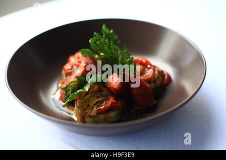 Saucisses, poivrons rouges, ''gnocchi alla Romana'' et les feuilles de céleri Banque D'Images