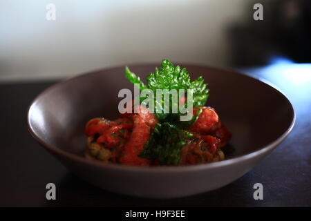 Saucisses, poivrons rouges, ''gnocchi alla Romana'' et les feuilles de céleri Banque D'Images