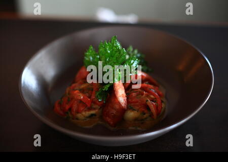 Saucisses, poivrons rouges, ''gnocchi alla Romana'' et les feuilles de céleri Banque D'Images