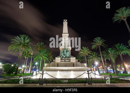 Monument colonne dans la ville de Carthagène est éclairée la nuit. Région de Murcie, Espagne Banque D'Images