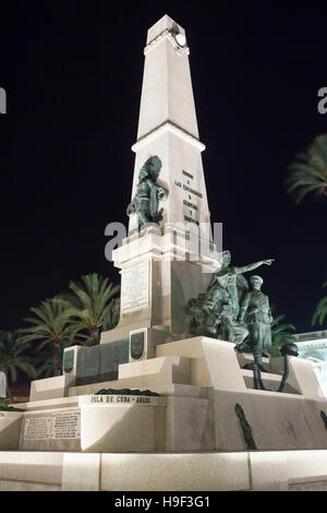 Monument colonne dans la ville de Carthagène est éclairée la nuit. Région de Murcie, Espagne Banque D'Images