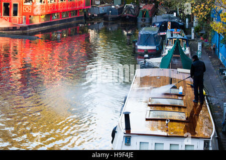 Puissance de lavage Canal bateaux amarrés sur le Regents Canal près de Camden et le marché Camden Lock Banque D'Images