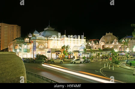 Le célèbre Café de Paris en place du Casino est le meilleur endroit pour passer une soirée romantique à Monte Carlo Banque D'Images